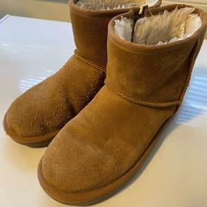 Kids size 4 Koolaburra by UGG